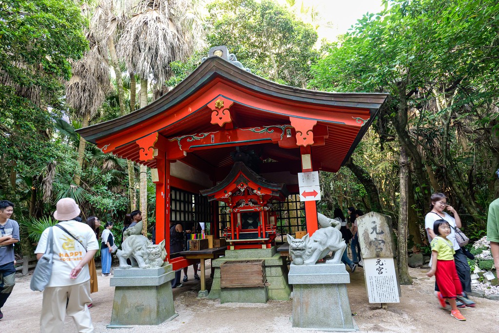 亜熱帯植物に囲まれた元宮