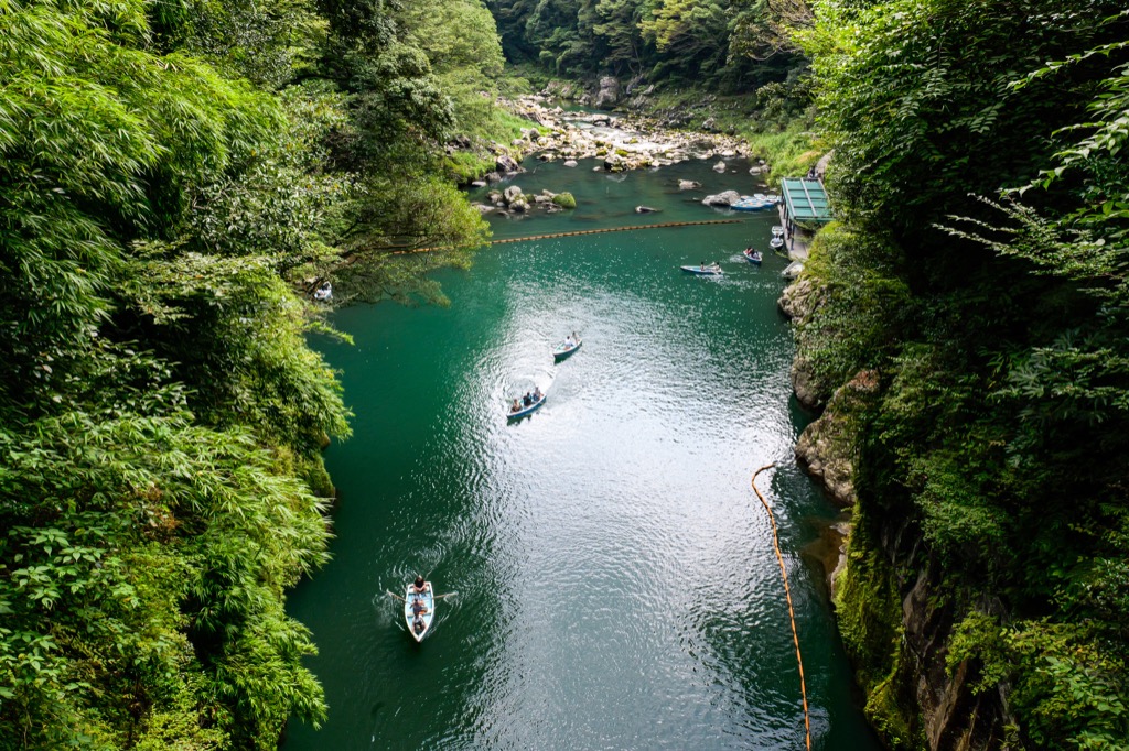 高千穂峡の青い川を進む手こぎボート