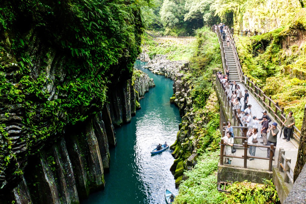 高千穂峡の岩壁と川に沿う遊歩道