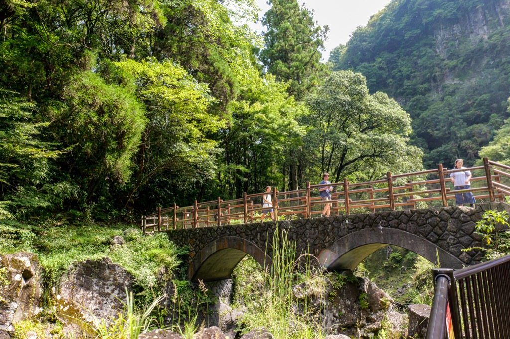 緑に囲まれた高千穂峡の石橋