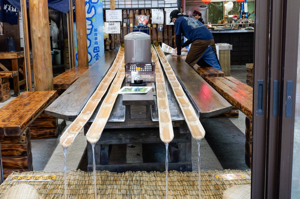 竹の水路を使う流しそうめんの食事設備