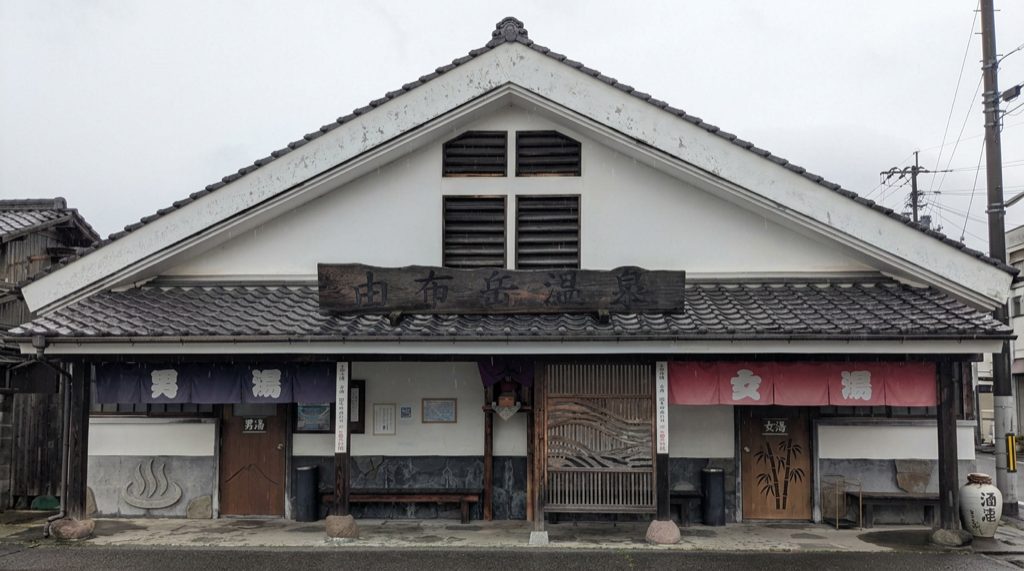 中津の古い商家通り — 白壁・瓦屋根の城下町の雰囲気が残る路地