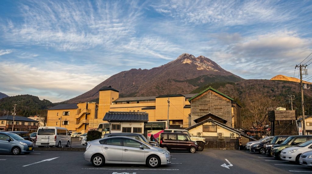 由布院市街から眺めた由布岳 — 温泉街の屋根の上にそびえる大分のシンボル