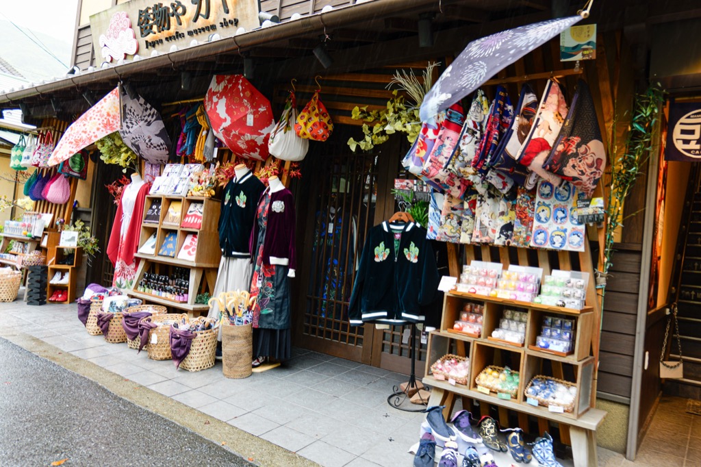 湯の坪街道の商店街 — 着物姿の観光客が歩く昼下がりの通り