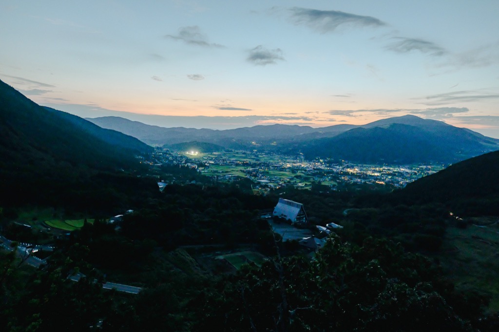 由布シルキーロードから見下ろす由布院盆地のパノラマ、夕方の由布岳