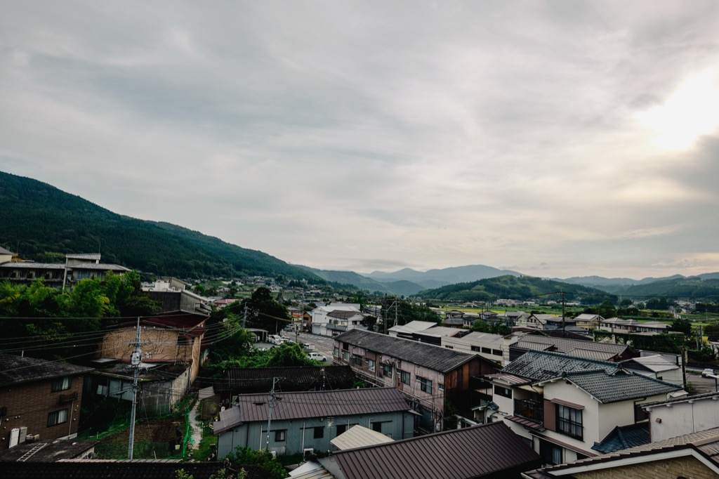 由布岳の稜線を背に広がる由布院温泉街の全景
