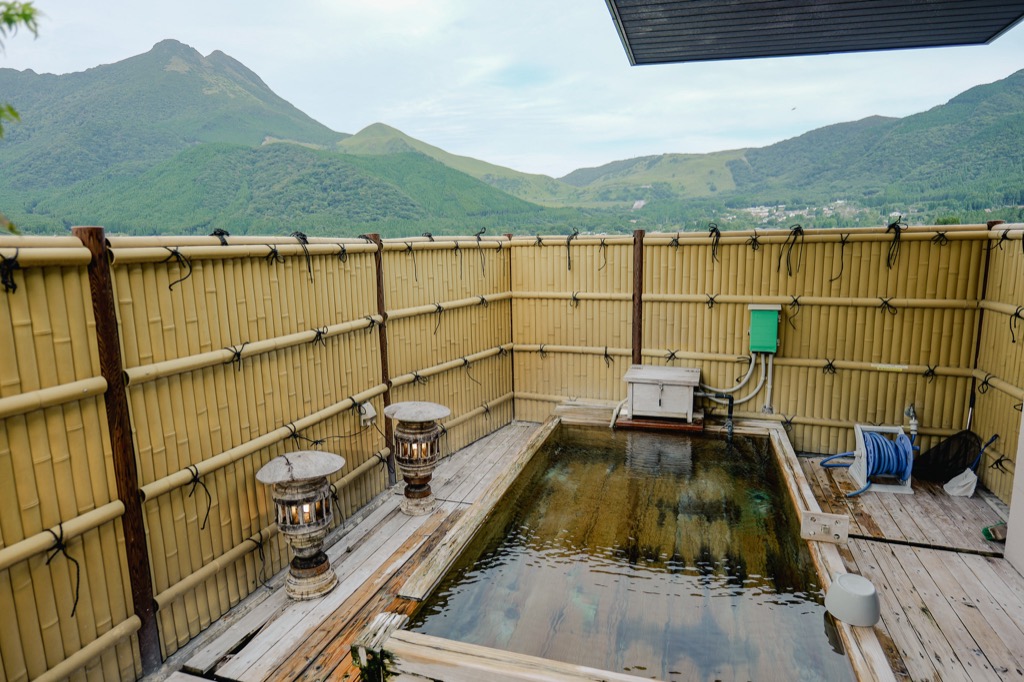 由布岳を望む由布院温泉旅館の客室露天風呂