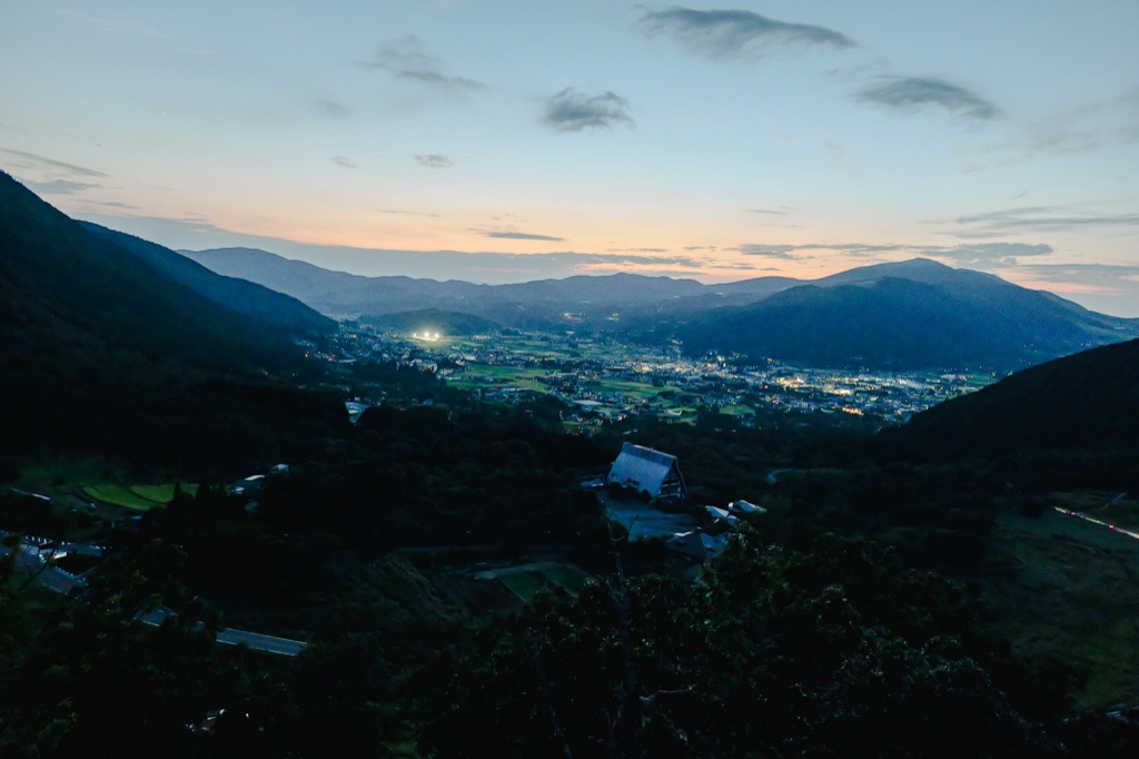 狭霧台展望所から見下ろした由布院盆地の夕景 — まちの灯りが淡くともりはじめる時間帯