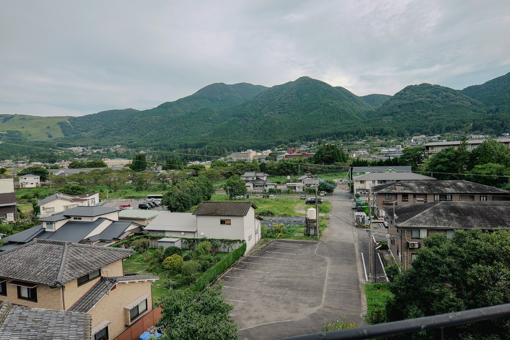 由布岳の稜線を正面に望む由布院盆地の集落風景
